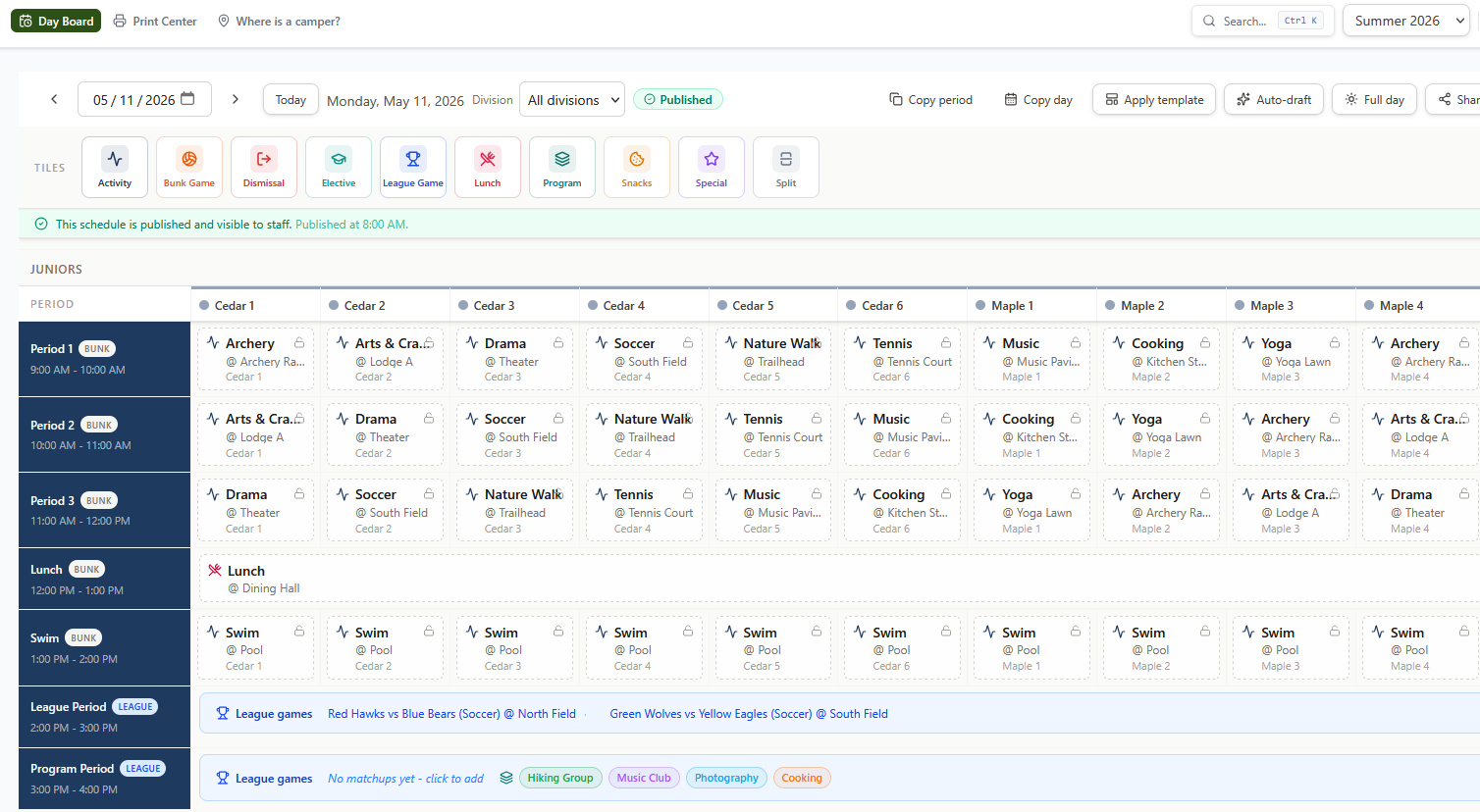 Day-board scheduler with period-by-group grid and live conflict detection